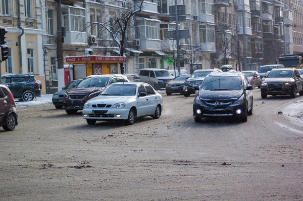 Kiev, Ukrayna - 28 Şubat, 2018 ': bir karla kaplı şehirde çok araba.