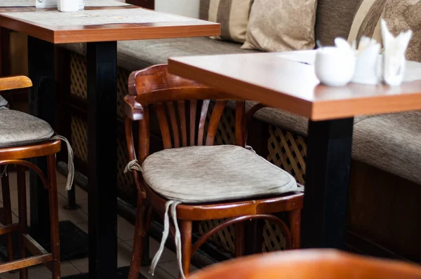 Ahşap bar tabureleri ve kafede tablo.