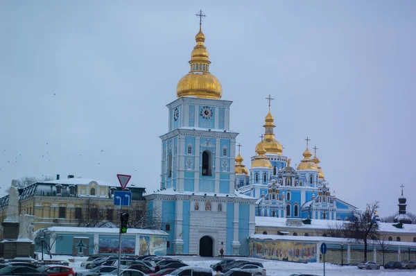 Kiev Ucrânia Fevereiro 2018 Muitos Carros Uma Cidade Coberta Neve — Fotografia de Stock