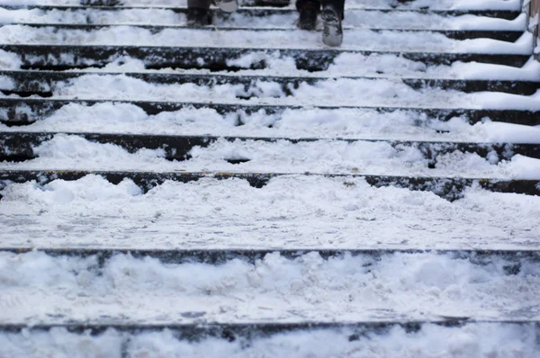 Pessoas Estão Subindo Escadas Muito Cobertas Neve Imagens Royalty-Free