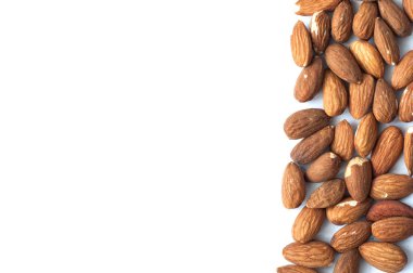 Beyaz zemin üzerine badem tanelerinin çok.