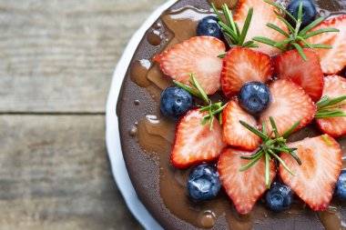 Çilek ve yaban mersinli çikolatalı pasta..