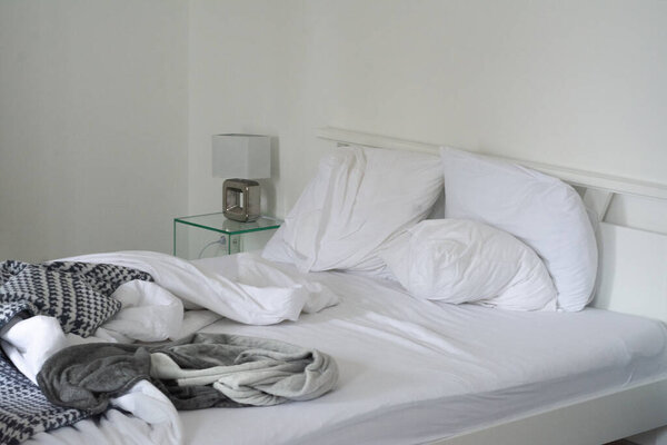 Распределение и морщинистая кровать в комнате
