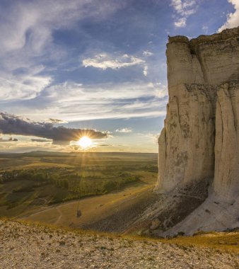 günbatımı güneş ve bulutlar gökyüzü üzerinde beyaz rock yakınındaki