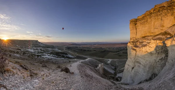 Globos de aire al amanecer cerca de la gran roca blanca — Foto de Stock