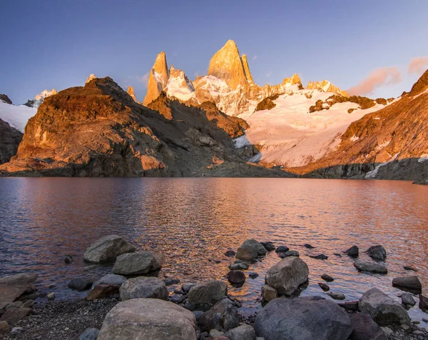 Fitz roy berg und see bei rotem sonnenaufgang — Stockfoto