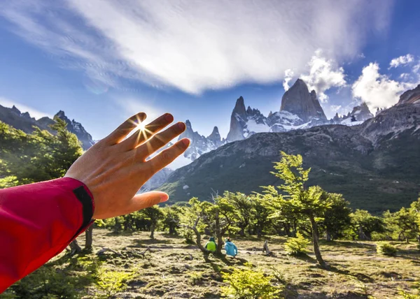 Sluneční světlo prostřednictvím mans ruku při západu slunce blízko hora fitz roy v Patagonii — Stock fotografie