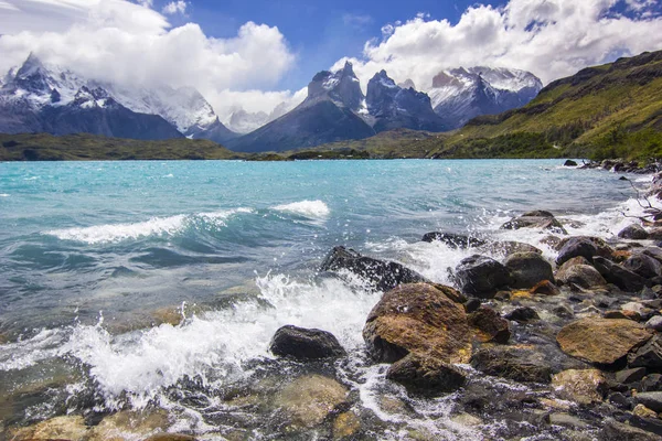 Bergen van Patagonië in waas bij daglicht met oever van blauwe meer — Stockfoto