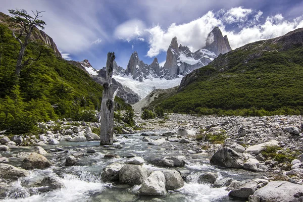 Rzeki pod szczyt fitz roy w Patagonii — Zdjęcie stockowe