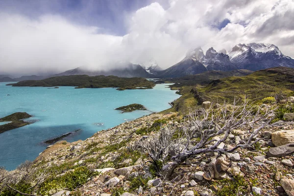 Bergen van Patagonië bij daglicht in de buurt van blue lake uit het oogpunt van — Stockfoto