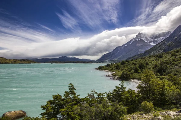 Kust van blue lake en bewolkte hemel in Patagonië bij daglicht — Stockfoto