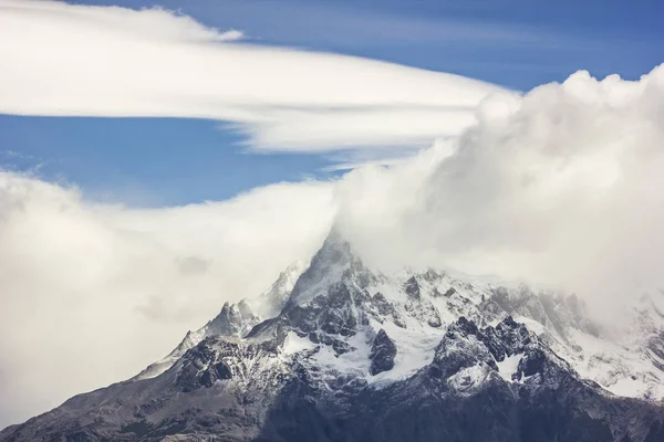 Mountains of patagonia in haze at daylight with windy lenticular clouds — Stock Photo, Image