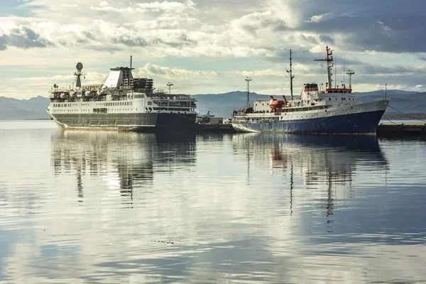 Beagle kanalı gündoğumu ushuaia yakınındaki, yansımaları ile turistik gemi — Stok fotoğraf