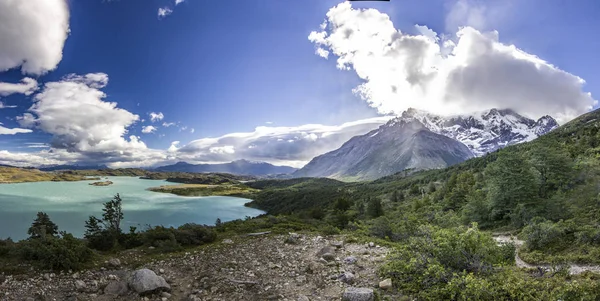Hory Patagonie při západu slunce blízko modré jezero z hlediska — Stock fotografie