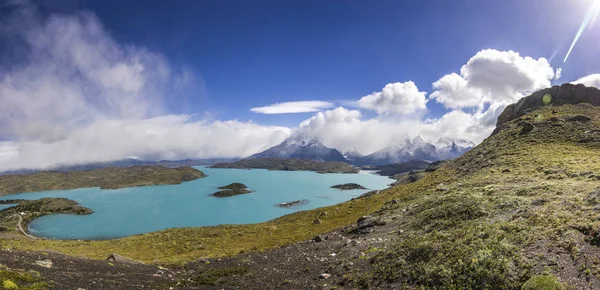Góry Patagonia w świetle dziennym w pobliżu blue lake, z punktu widzenia — Zdjęcie stockowe