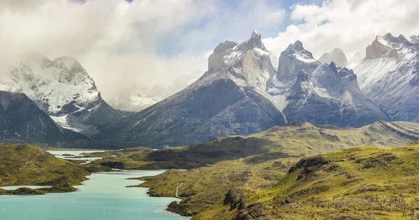 Bergen van Patagonië in waas bij zonsopgang in de buurt van blue lake — Stockfoto