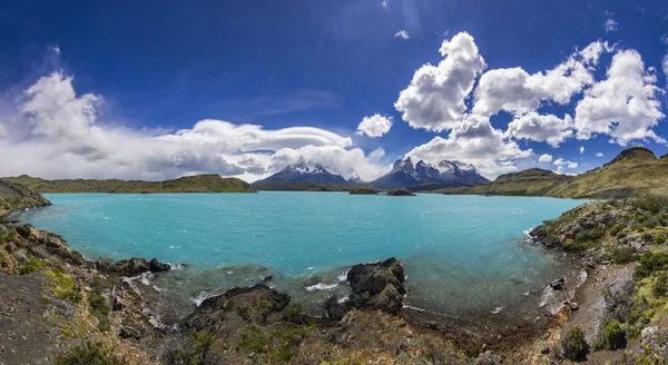 Patagonya Dağları uzanır, gün ışığından yararlanma yakın bakış açısıyla Mavi Göl — Stok fotoğraf