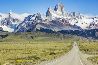 dağ Fitz Roy Patagonya'altında asfalt yolu