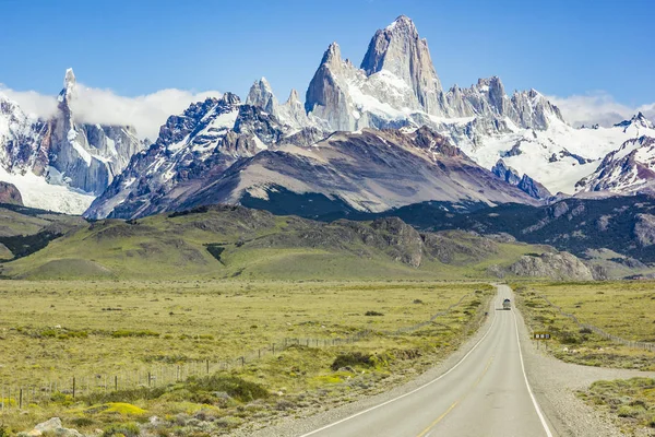Asfaltvägen under berg Fitz Roy i Patagonien — Stockfoto