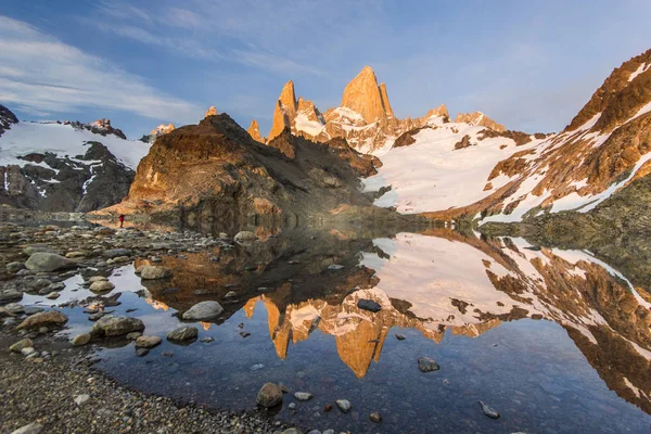 Fitz Roy mountain and lake at red sunrise — Stock Photo, Image