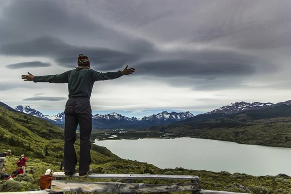 Hombre de pie sobre la piedra sobre el lago en patagonia con cielo gris — Foto de Stock