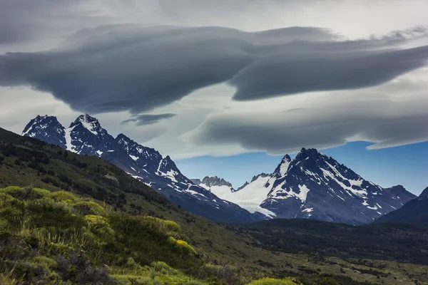 Lenticular clouds above snowy mountains in Patagonia — Stock Photo, Image