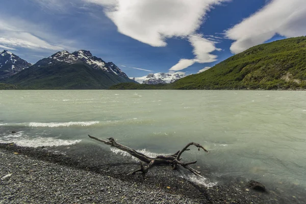 Oever van dickson meer in Patagonië bergen met prachtige lenticulaire wolken — Stockfoto