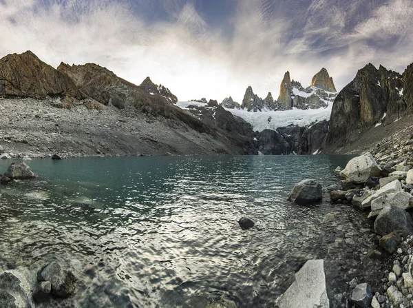 Fitz Roy bergen och sjön vid röda solnedgången — Stockfoto