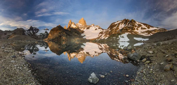 Panorama of Fitz Roy mountain and lake at red sunrise — Stock Photo, Image