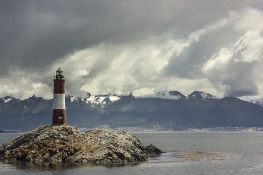 ushuaia, Arjantin yakınındaki üzerine kürk fokları ile adası feneri