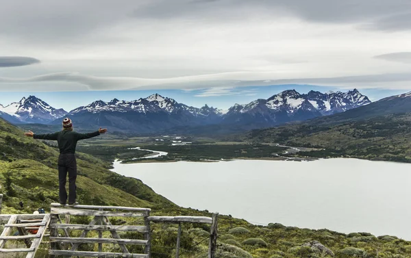 Ember áll a kő szürke ég Patagonia-tó felett — Stock Fotó