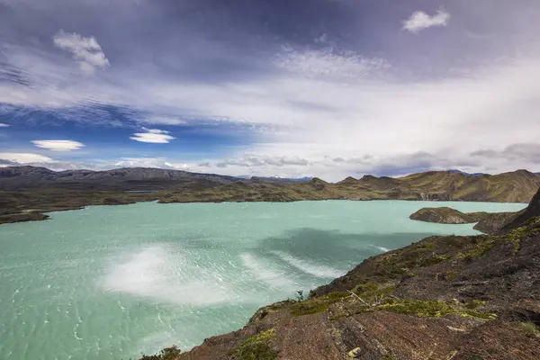 Patagonia nappal elborult ég és kék tó partján — Stock Fotó
