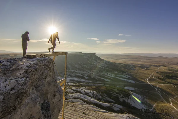 Base-jumper uçurumdan atlar