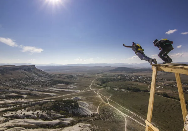 Base-jumper jumps from the cliff — Stock Photo, Image