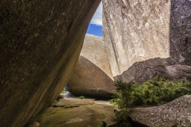 gün batımında büyük sarp kayalar brasil Park