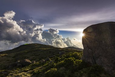 brasil dağlar üzerinde renkli günbatımı