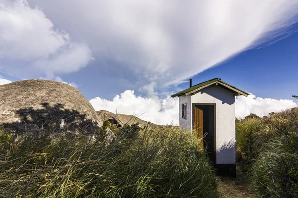 白色的小房子，在巴西山里，有蓝蓝的天空和云 — 图库照片