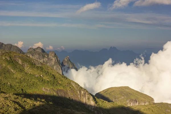 Montañas verdes con cielo azul con nubes — Foto de Stock