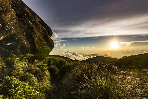 brasil dağlar üzerinde renkli günbatımı