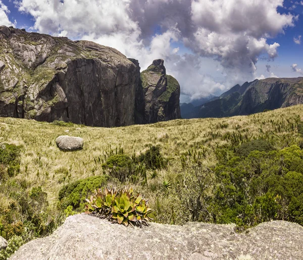 Montañas verdes con cielo azul con nubes — Foto de Stock