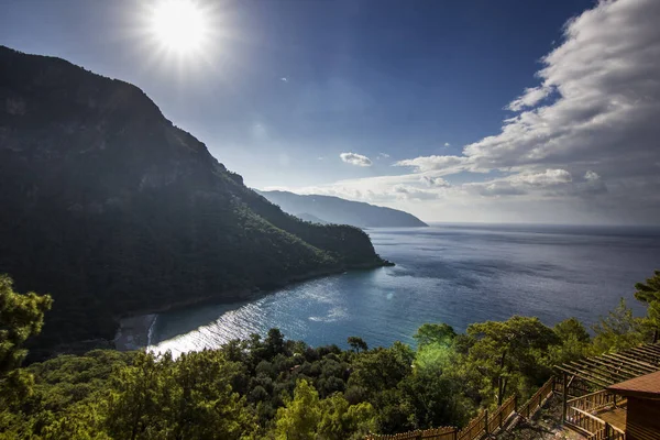 湾の青い海と山の上に輝く太陽 — ストック写真