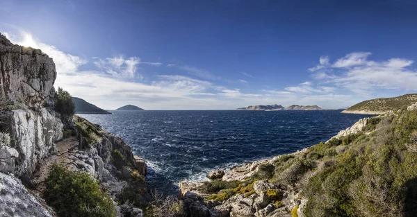 Salida del sol en la playa de mar largo rodeado de montañas — Foto de Stock