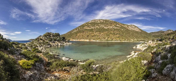 Salida del sol en la playa de mar largo rodeado de montañas —  Fotos de Stock