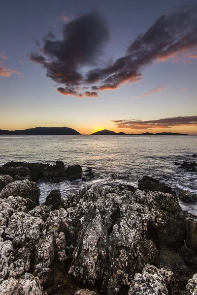 Vulkanische strand omgeven door bergen bij zonsopgang — Stockfoto