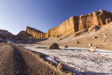 gün batımında Şili'deki atacama Çölü'nde tuzlu Moon valley