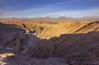 gün batımında Şili'deki atacama Çölü'nde tuzlu Moon valley