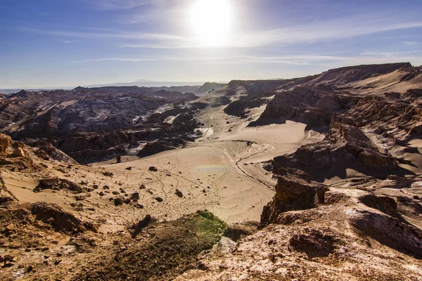 Соленая лунная долина в пустыне атакама в Чили на закате — стоковое фото