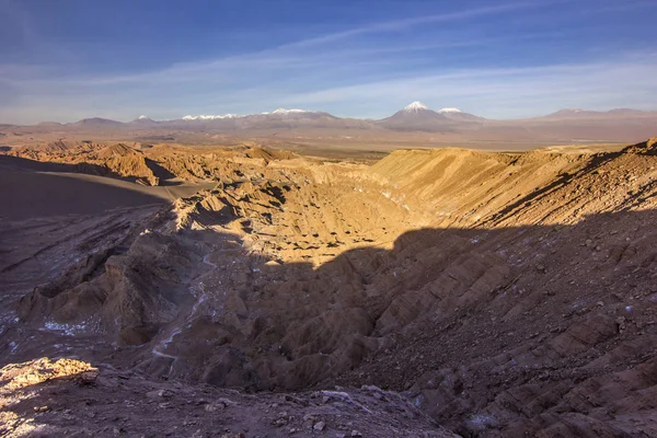 Valle de la Luna salado en el desierto de atacama en Chile al atardecer — Foto de Stock