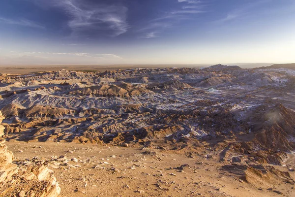 Słony Moon valley w pustyni atacama w Chile o zachodzie słońca — Zdjęcie stockowe