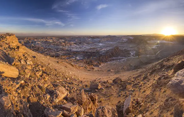 Salty Moon Valley nel deserto di atacama in Cile al tramonto — Foto Stock